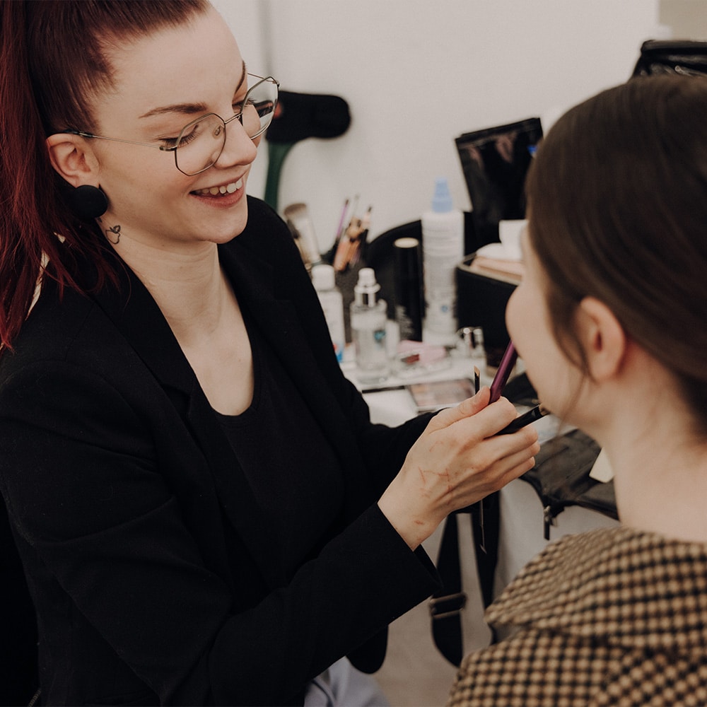 Braut beim Getting Ready mit professionellem Make-up in Chemnitz