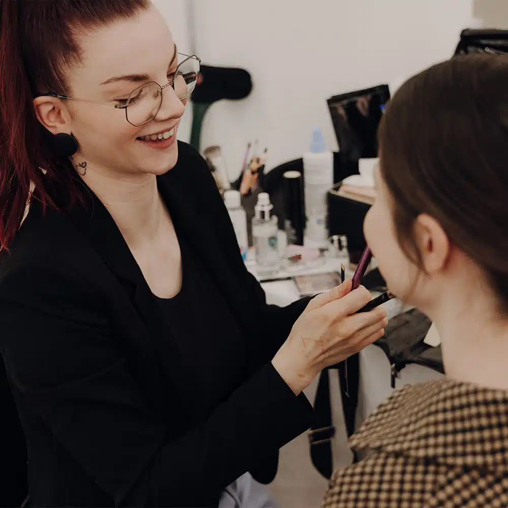 Braut beim Getting Ready mit professionellem Make-up in Chemnitz